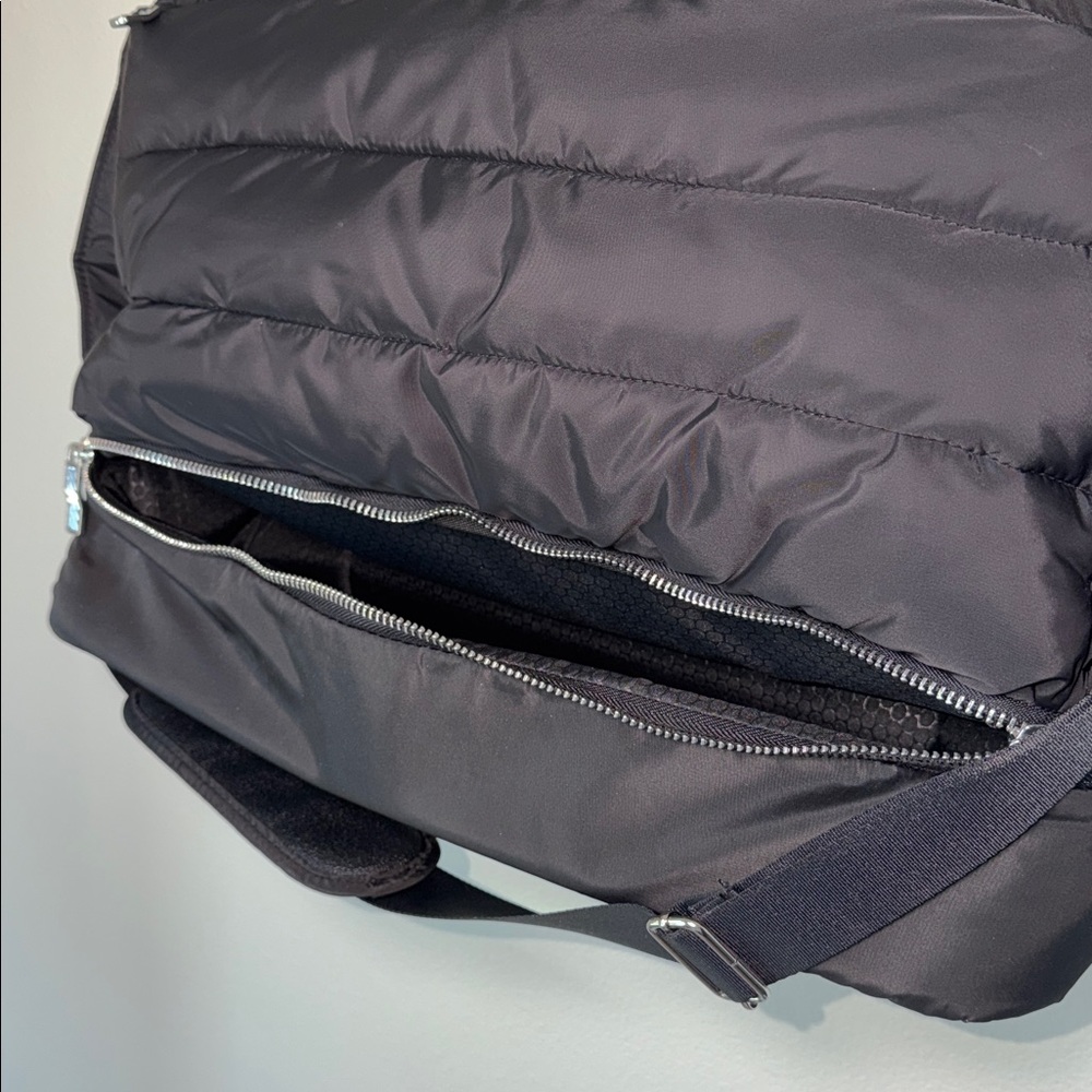 Like New Black Puffer Shoulder Bag Zip Up Cooler Bag Travel Purse - Picture 8 of 8